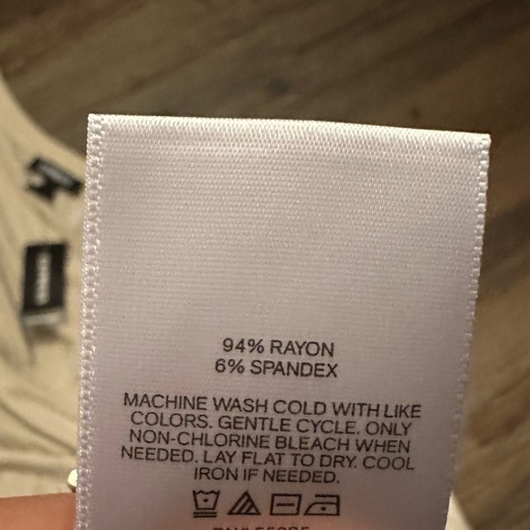 Express Beige Relaxed V-Neck London Tee Size XL - Picture 10 of 10